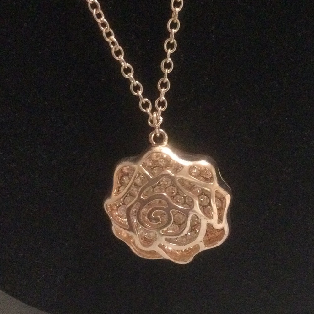 Gold Floral Pendant Necklace